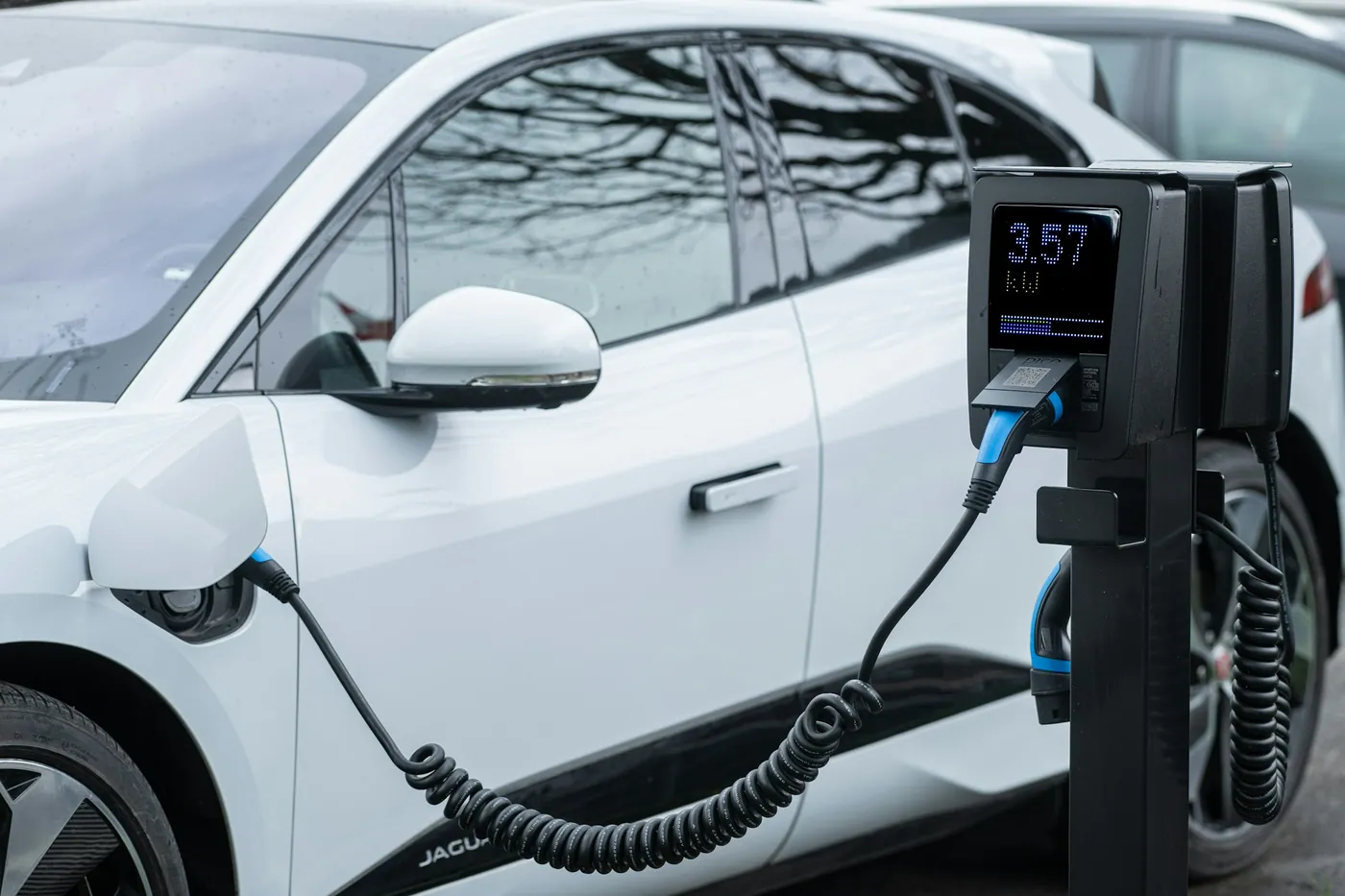 Elektroauto an einer Ladestation