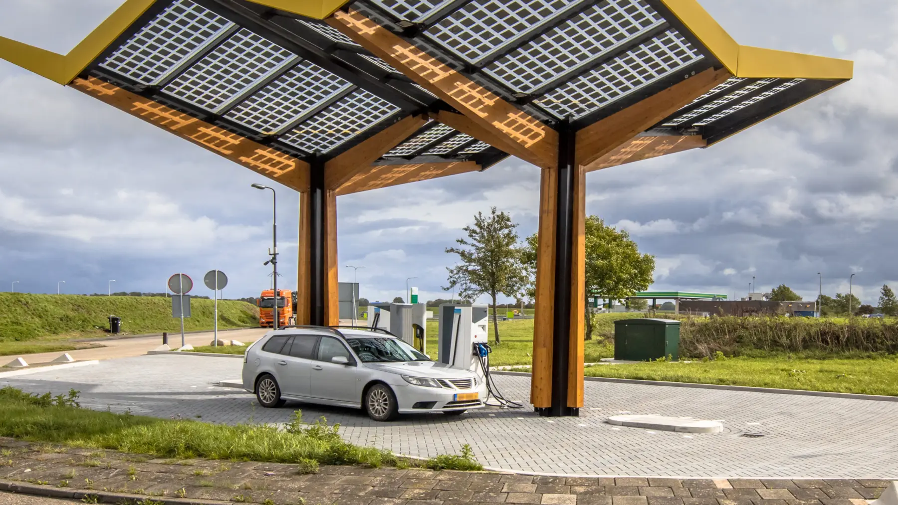 Elektroauto an einer Ladestation unter einem Solardach