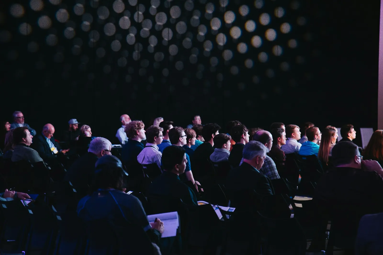 Publikum bei einem Vortrag auf einer Konferenz