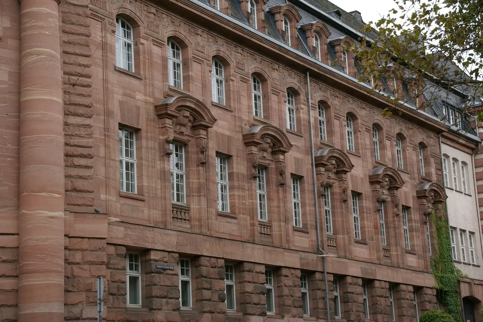 Die Sandsteinfassade des Landeshauses in Wiesbaden
