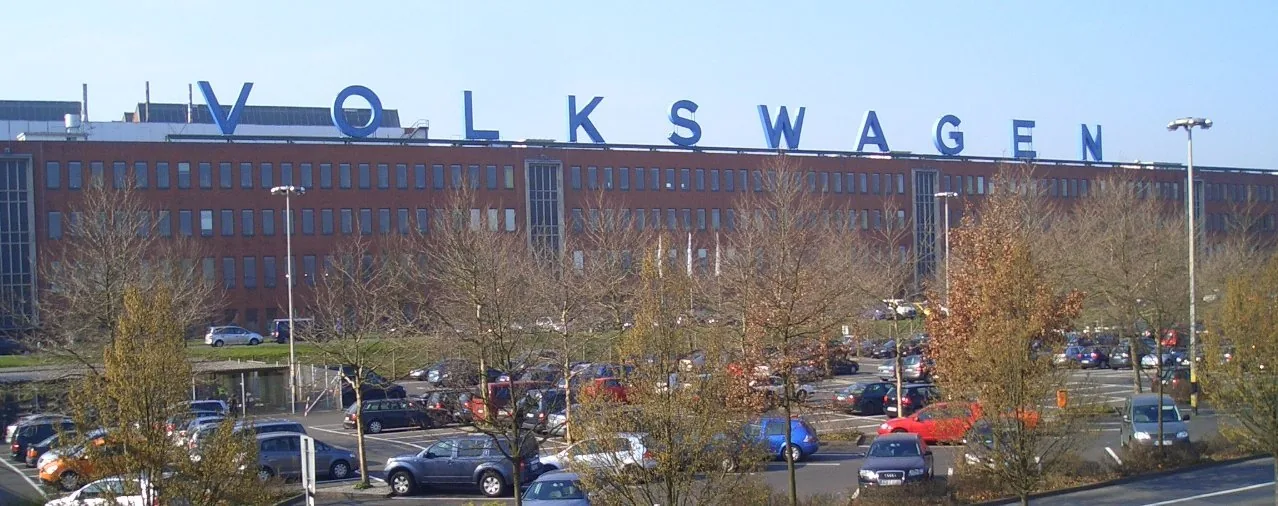 Das Volkswagen Werk in Baunatal mit dem großen Schriftzug VOLKSWAGEN auf dem Dach